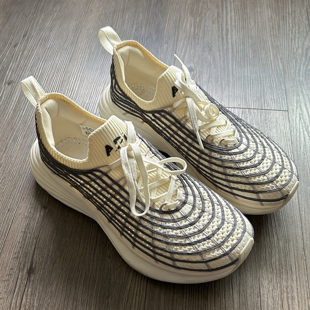 APL Women’s Zipline Size 6